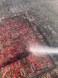 Gründliches Spülen mit klarem Wasser bei der Ghom Seiden-Teppichveredelung – Entfernung der Reinigungsrückstände vor der finalen Behandlung
