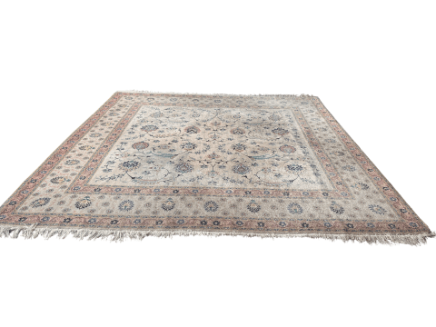 Tabriz Seidenteppich Vorher – abgenutzte und ausgefranste Kanten vor der Restaurierung