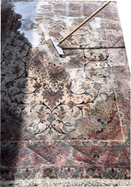 Perserteppich Täbriz wird professionell gewaschen – Wasserschaden Reinigung mit Flügelwischer