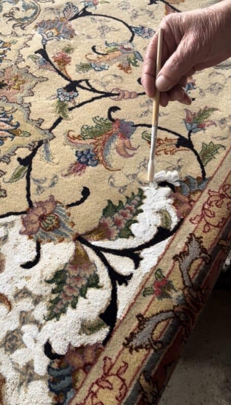 Täbriz Teppich Entfärben mit Pinsel – Farbblutung im Elfenbeingrund wird punktuell behandelt