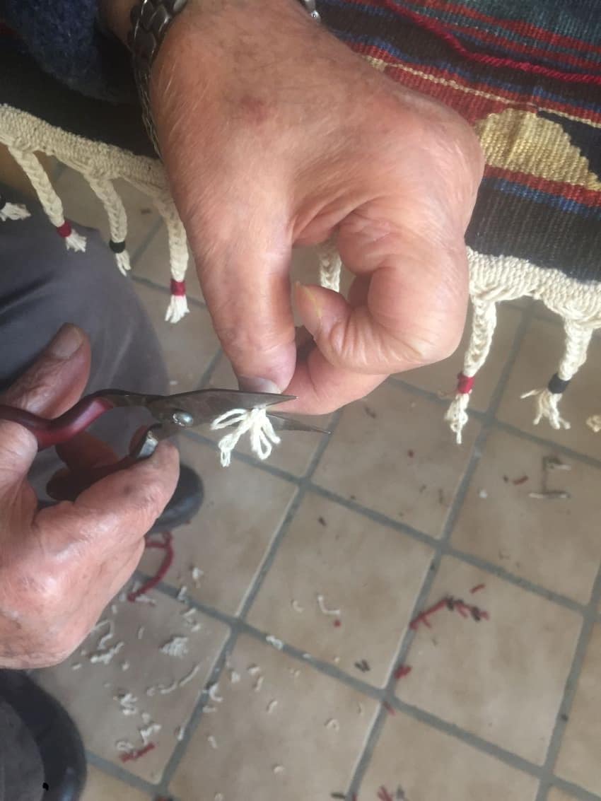 Reparatur beschädigter Kelim-Fransen nach einem Versicherungsschaden – Fachmännische Instandsetzung durch Atw KIA Aachen.